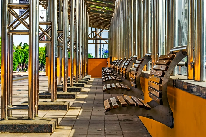 a row of benches sitting next to each other